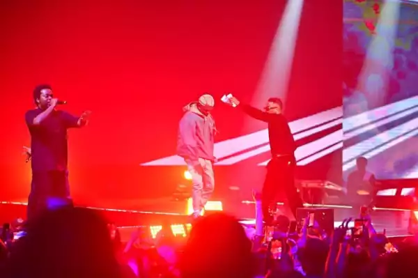 Wizkid Sprays Dollar Bills On Zazu Star, Portable During Concert (Video)