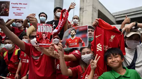 Liverpool & Man Utd arrive in Bangkok ahead of pre-season friendly
