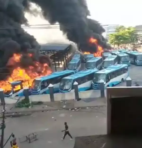 #EndSARS: Hoodlums set BRT buses ablaze at Oyingbo Lagos state (video)
