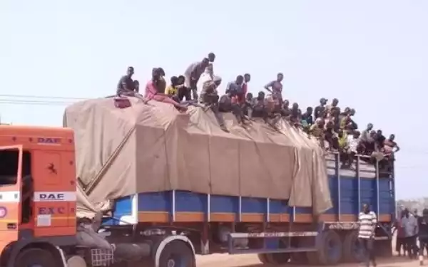 COVID-19: The Moment Niger State Govt Turned Trailer Filled With Over 50 People Back To Lagos (Video)