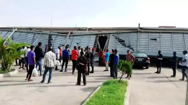 Portion of Spar mall collapses in Calabar; customers reportedly trapped (video)