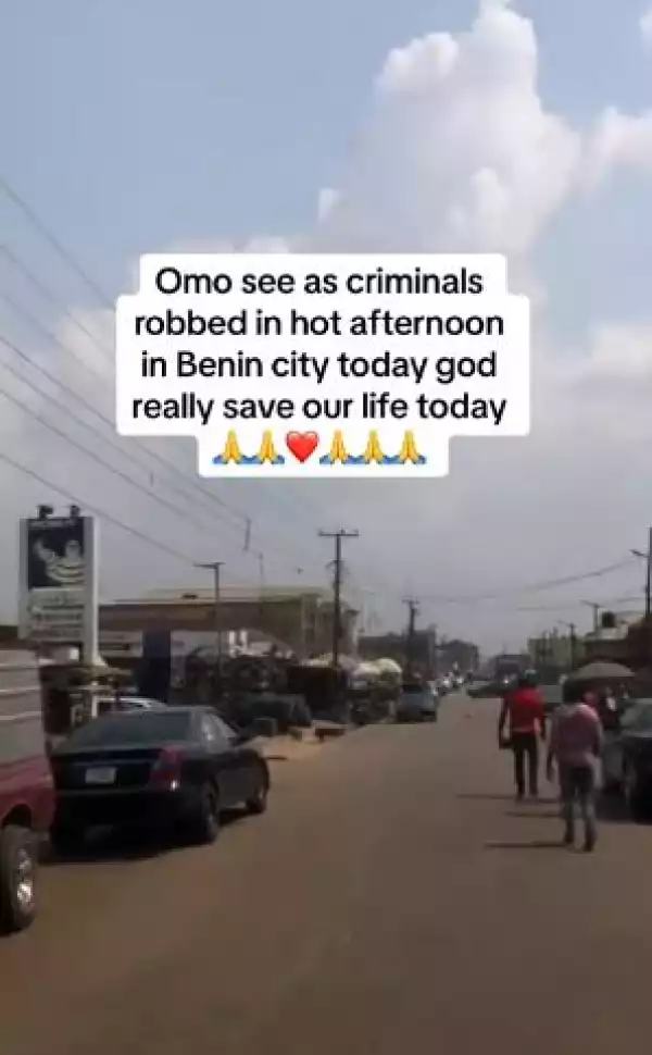 Eyewitnesses Take To Their Heels As Armed Robbers Carry Out Their Operation In Broad Daylight In Benin