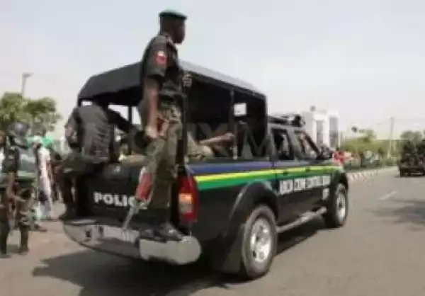Police Officer Joins EndSARS Protest In Lagos (VIDEO)