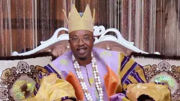 Popular Yoruba Monarch Spotted Clearing Bushes With Community Members (Video)