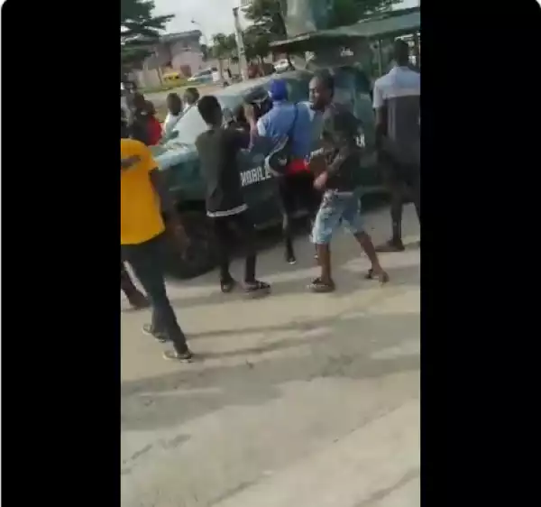 Angry mob reject Nigerian army officer’s money after stopping them from passing in Gbagada (Video)