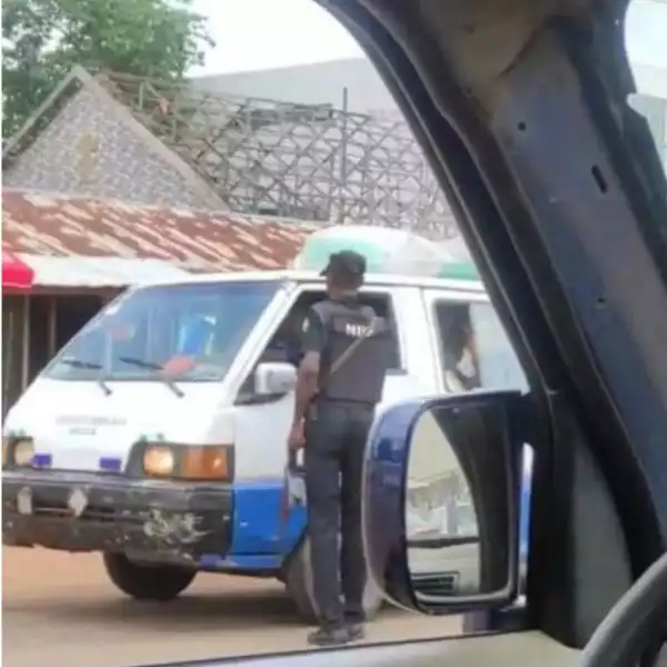 Anambra CP Orders Investigation Into Video Of Policeman Collecting Bribe At Checkpoint