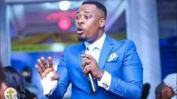 The Embarrassing Moment Ghanaian Pastor Tried To Force A Member Accept His ‘Fake’ Prophecy (Watch Video)
