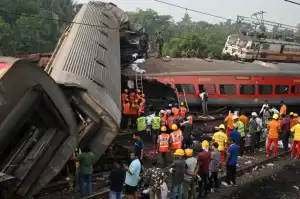 Over 280 dead, hundreds wounded in India train crash