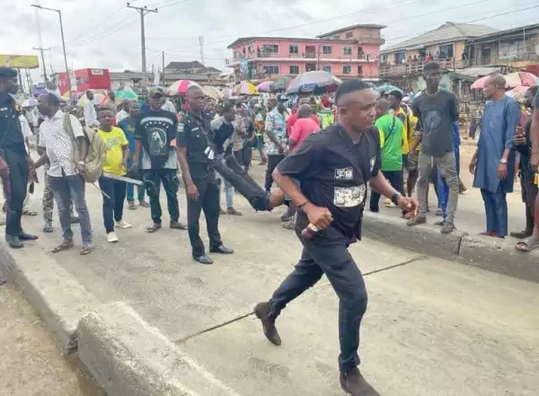 Angry Mob Pounce On Police Officer For Causing BRT Accident In Lagos