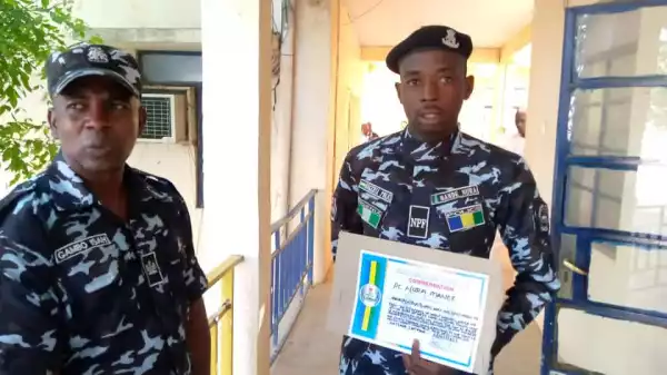 Police Offers N30,000 To Constable For Returning Missing Dollars To Owner