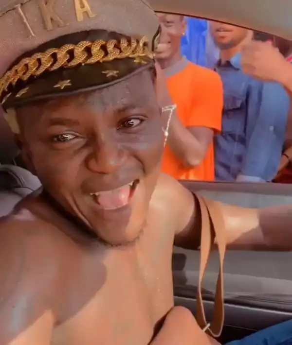 Star Dey Sweat Inside Motor - Portable Laments Fuel Scarcity As He Queues To Fill His Tank (Video)