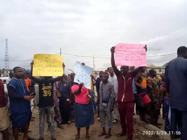 Lagos commuters stranded as shuttle bus drivers protest alleged task force extortion