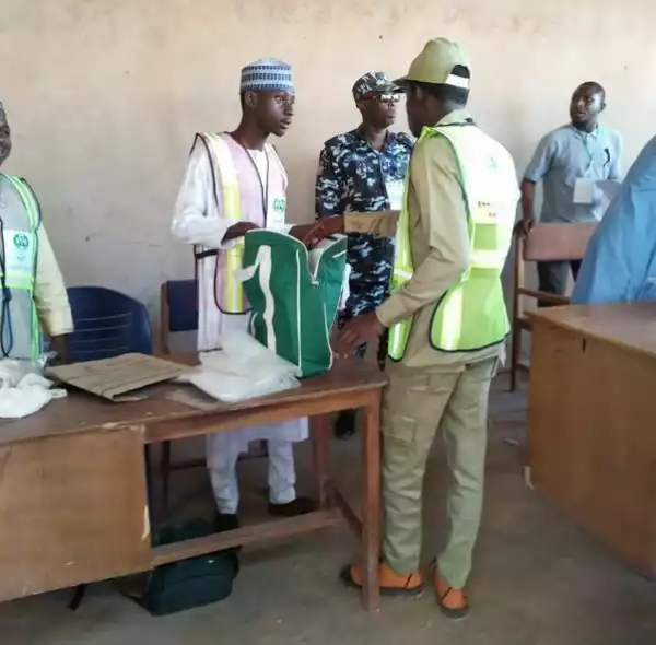 INEC Officials Set Up Sarkin Yara Polling Unit Where Buhari Will Vote