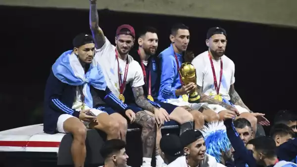 Argentina World Cup winners receive heroes welcome in Buenos Aires