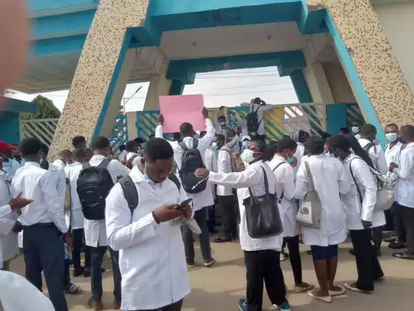 Drama As Angry UNIJOS Students Protest Against Poor Health Facilities On Campus Despite Tuition Fee Hike