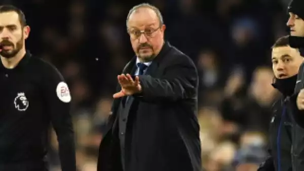 Everton boss Benitez explains back three system