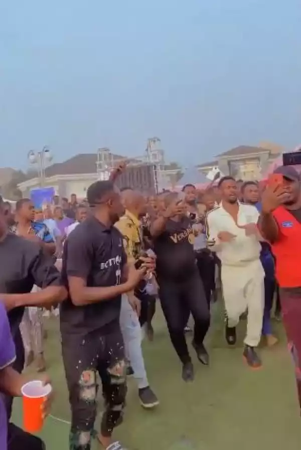 Massive Crowd Welcomes Zubby Michael to Nnewi (Video)