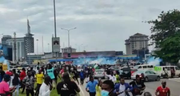 Police Tear-Gas Protesters At Lekki Tollgate (Video, Pix)