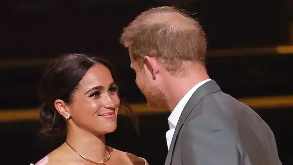 Meghan Markle and Prince Harry Kiss Onstage at Invictus Games Opening Ceremony
