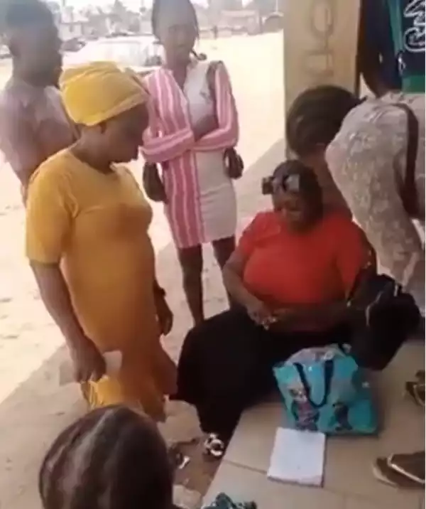 INEC Staff Seen Collecting N1000 Before Giving Out PVCs at Emene Primary School in Enugu (Video)