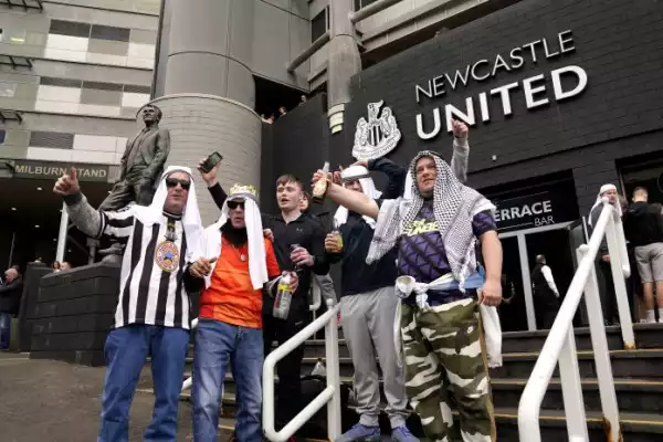 Newcastle carry out U-turn and say fans can wear Arab-style clothing at matches