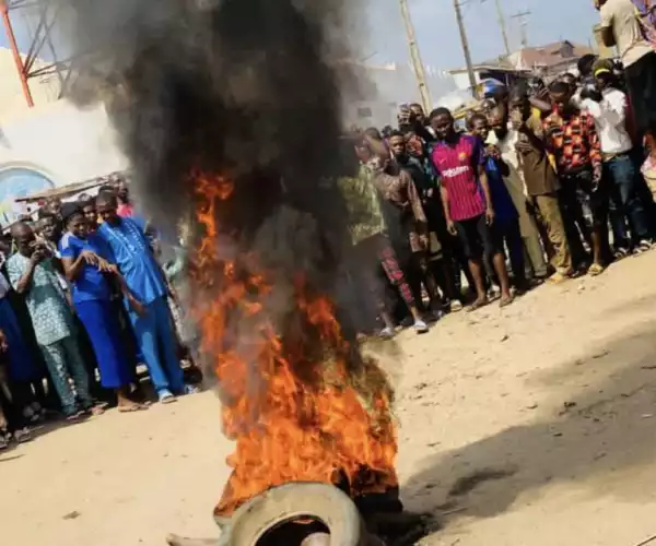Angry Mobs Set Woman Fake “Mad Woman” On Fire For Having 3 Ak47 Rifles, Baby In Possession
