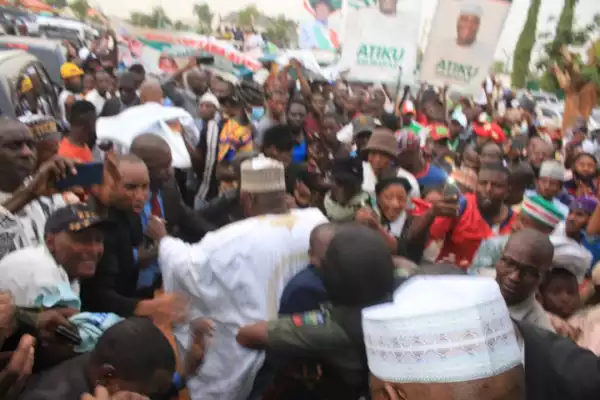 BREAKING: Supporters Mob Atiku In Gombe (Pictures)