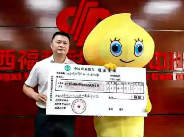 Lottery Winner Wears Bizarre Dress to Collect £26,000,000 So That Family Members Won