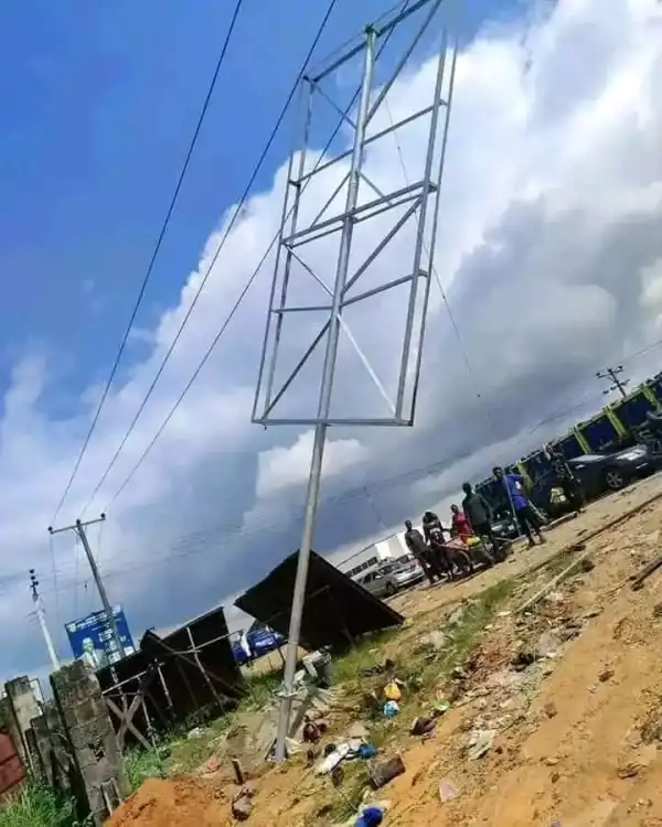 Five Persons Electrocuted And Four Others Injured While Erecting A Billboard In Rivers (Photos)