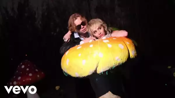 The Kid LAROI & Miley Cyrus – Without You (Video)