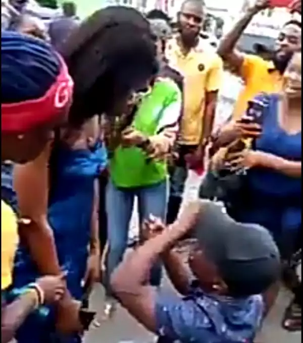 Amother Nigerian man breaks down in tears as his girlfriend rejects his proposal in public (video)