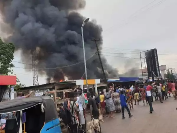 Ogbeogonogo market in Delta gutted by fire (Video)