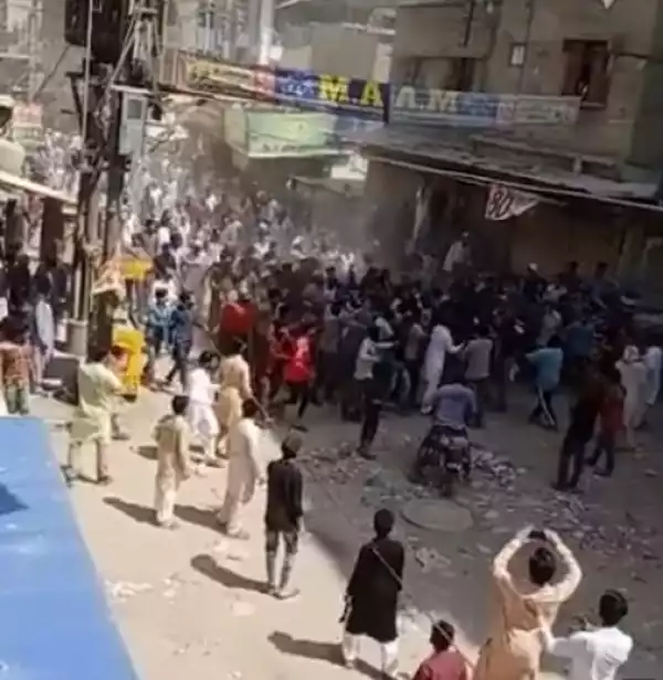 Muslims in Pakistan clash with police outside a mosque as they try to enforce Coronavirus lockdown during Friday prayers (photos))