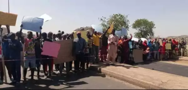 Protesters Block Jos-Abuja Highway Over Killings In Plateau Community