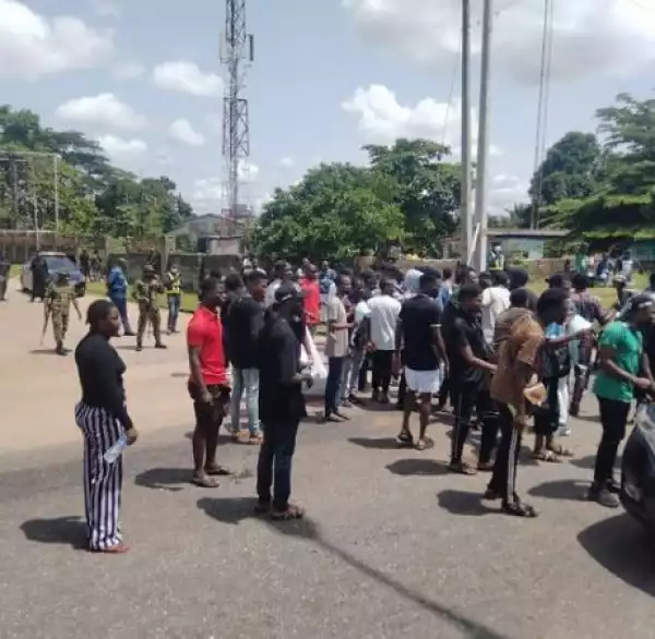 UNIBEN Students Block Entrance To Airport Gate As They Continue To Protest ASUU Strike
