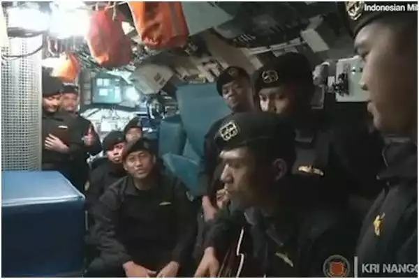 Heartbreaking Video Of Indonesian Navy Officers Singing Goodbye Song Before Their Submarine Sank