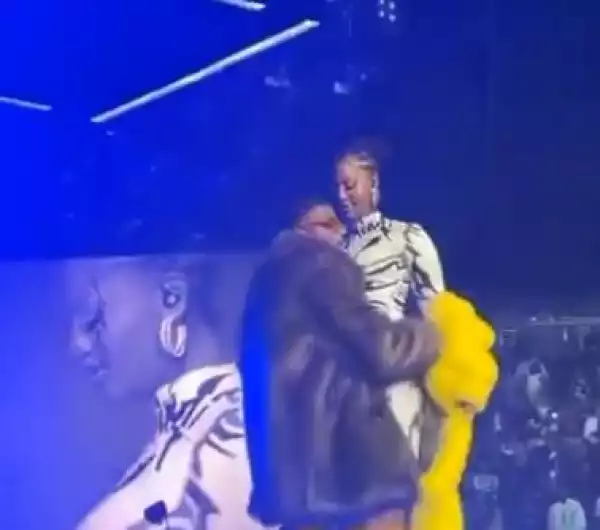 The Moment Wizkid Tried To Lift Up Tems During Performance (Video)