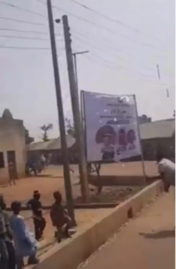 Kids Destroy And Burn Billboard With Photos Of Buhari And El-rufai In It (video)