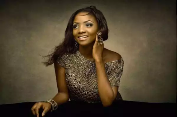 Simi gives birth to a baby girl