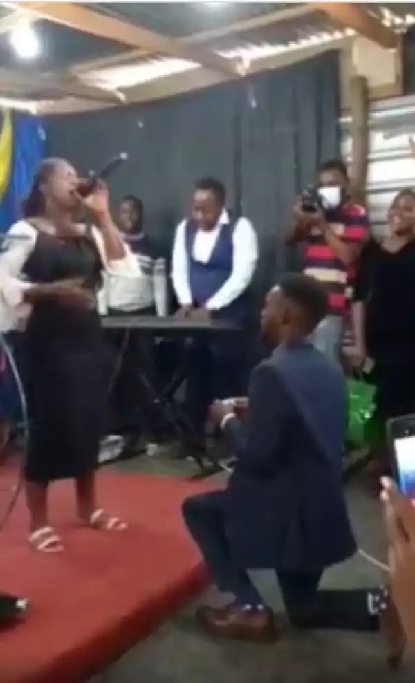 Man Proposes To His Girlfriend As She Takes Worship During Church Service (Video)
