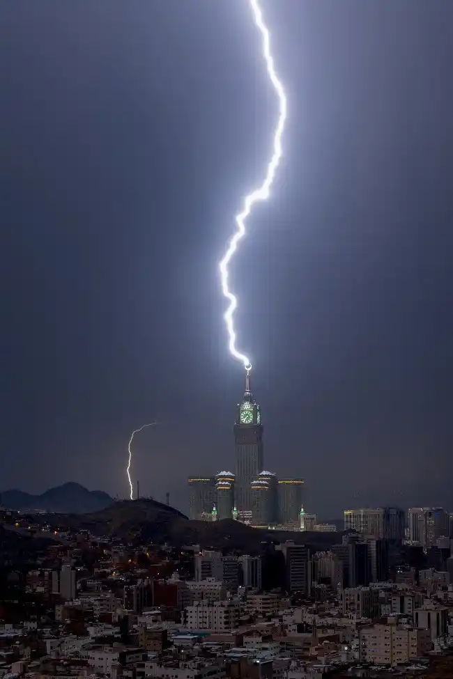 Schools, mosques and businesses shut down after fierce winds and lightning hits Mecca, Saudi Arabia