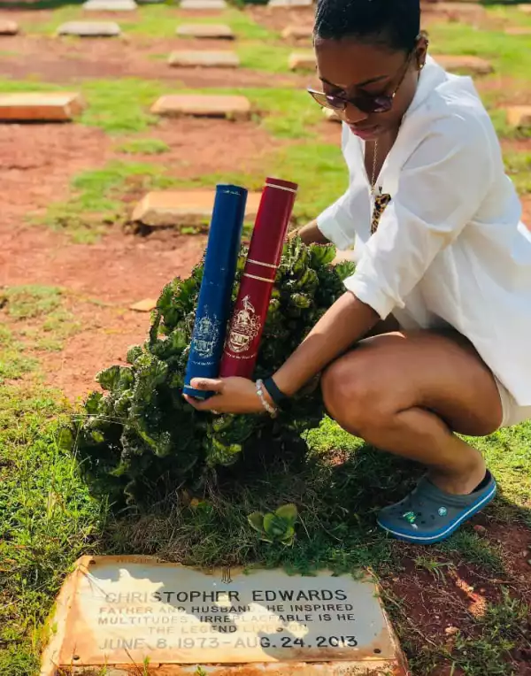“I did it Daddy” – Lady kneels visits her father’s grave to present to him, 2 Degrees she acquired (Photos)