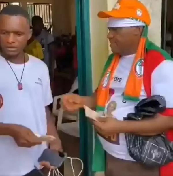 Anambra Electorates Seen Receiving N400 and Can of Malt Ahead of Governorship Election (Video)