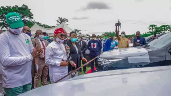 Governor Oyetola Presents 13 Jeeps To Osun High Court Judges