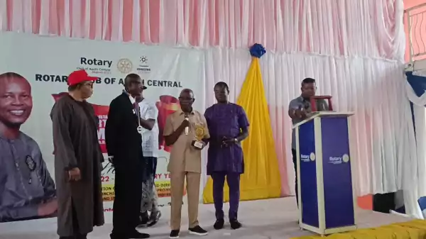 Oshiomhole Inducted Into The Rotary Club And Honored With A Prestigious Award