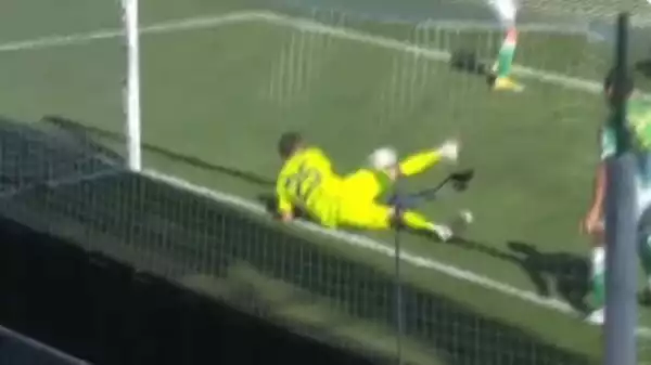 Claudio Bravo Saves Betis From Going Down 1-0 With Great Double Save On Debut
