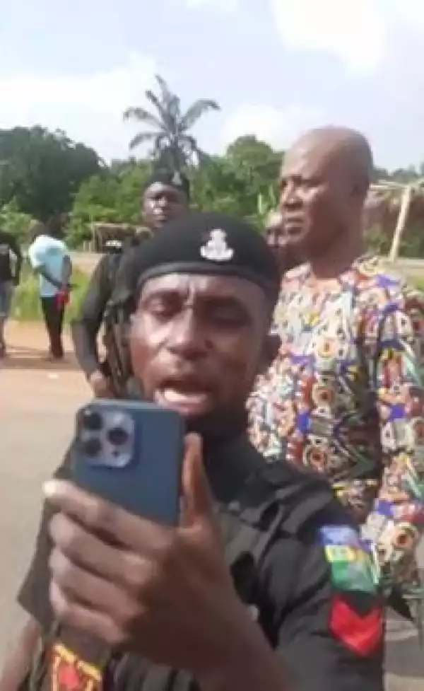 Bus Driver Blocks Road After Policeman Tears His Passenger’s Bag (Video)