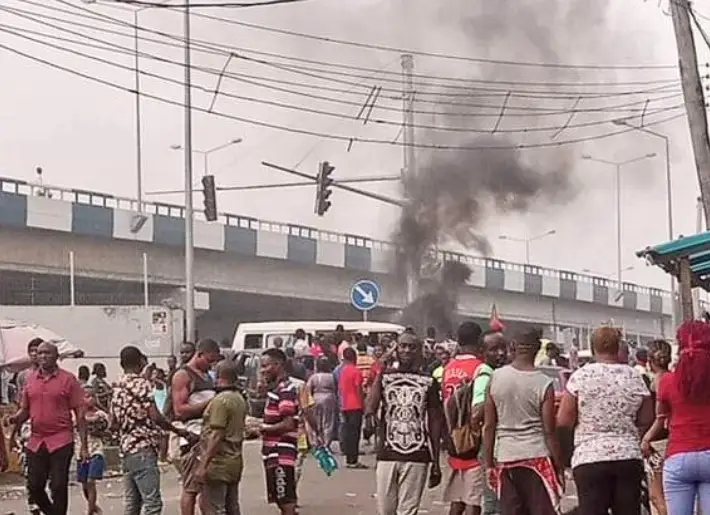 Naira scarcity: Scores injured, roads blocked as residents protest in Lagos, Ogun, Ondo, Oyo, Rivers