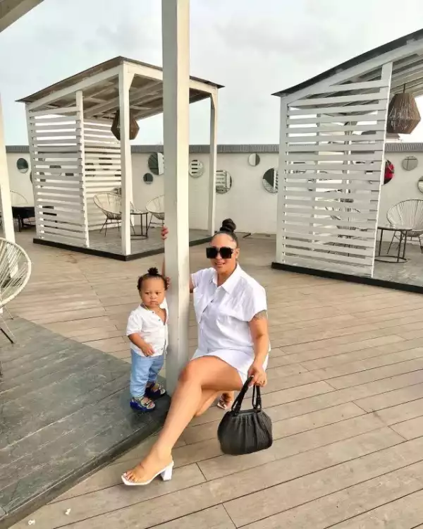 Actress Rosy Meurer Excited as Turkish Police Officer Stops Her To Take Photo With Her Son, King (Video)