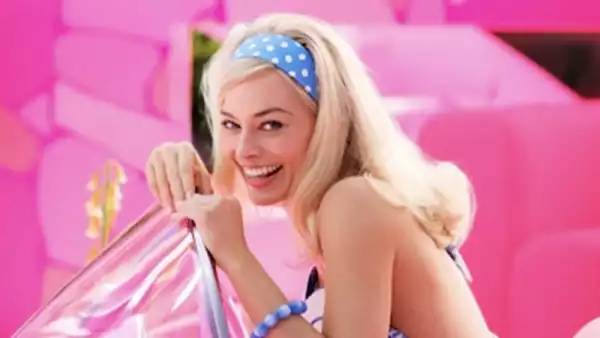Barbie Set Photos Show Margot Robbie & Ryan Gosling Roller Skating